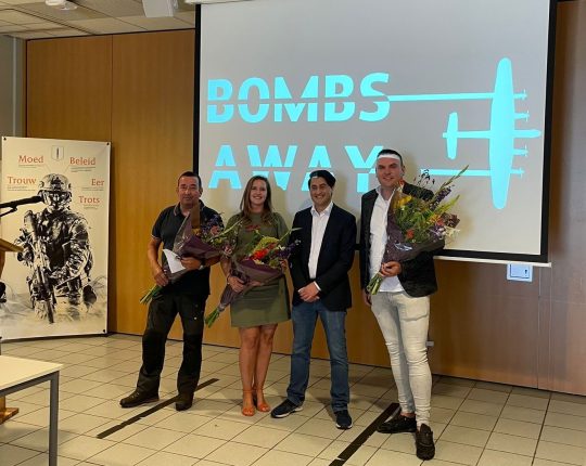 De kogel is door de kerk! - Bombs Away